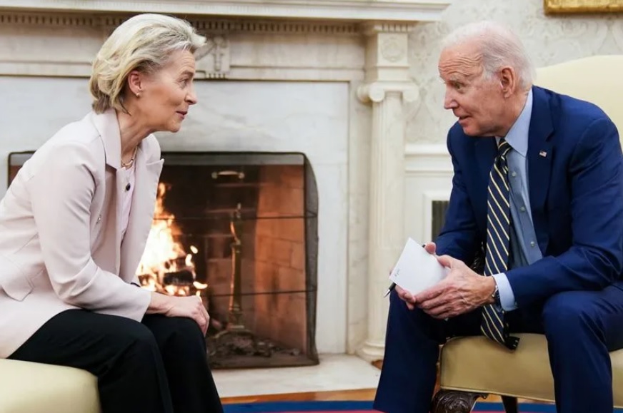 Chủ tịch Ủy ban Châu Âu Ursula von der Leyen (trái) và Tổng thống Mỹ Joe Biden. Ảnh: Reuters
