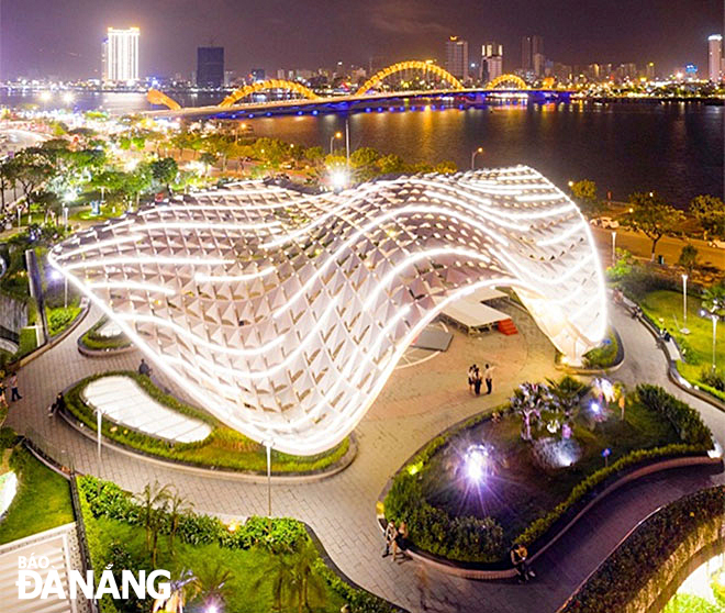 Toàn cảnh Công viên Apec, một biểu tượng kiến trúc độc đáo, nổi bật tại Đà Nẵng. Ảnh: LÊ HUY TUẤN