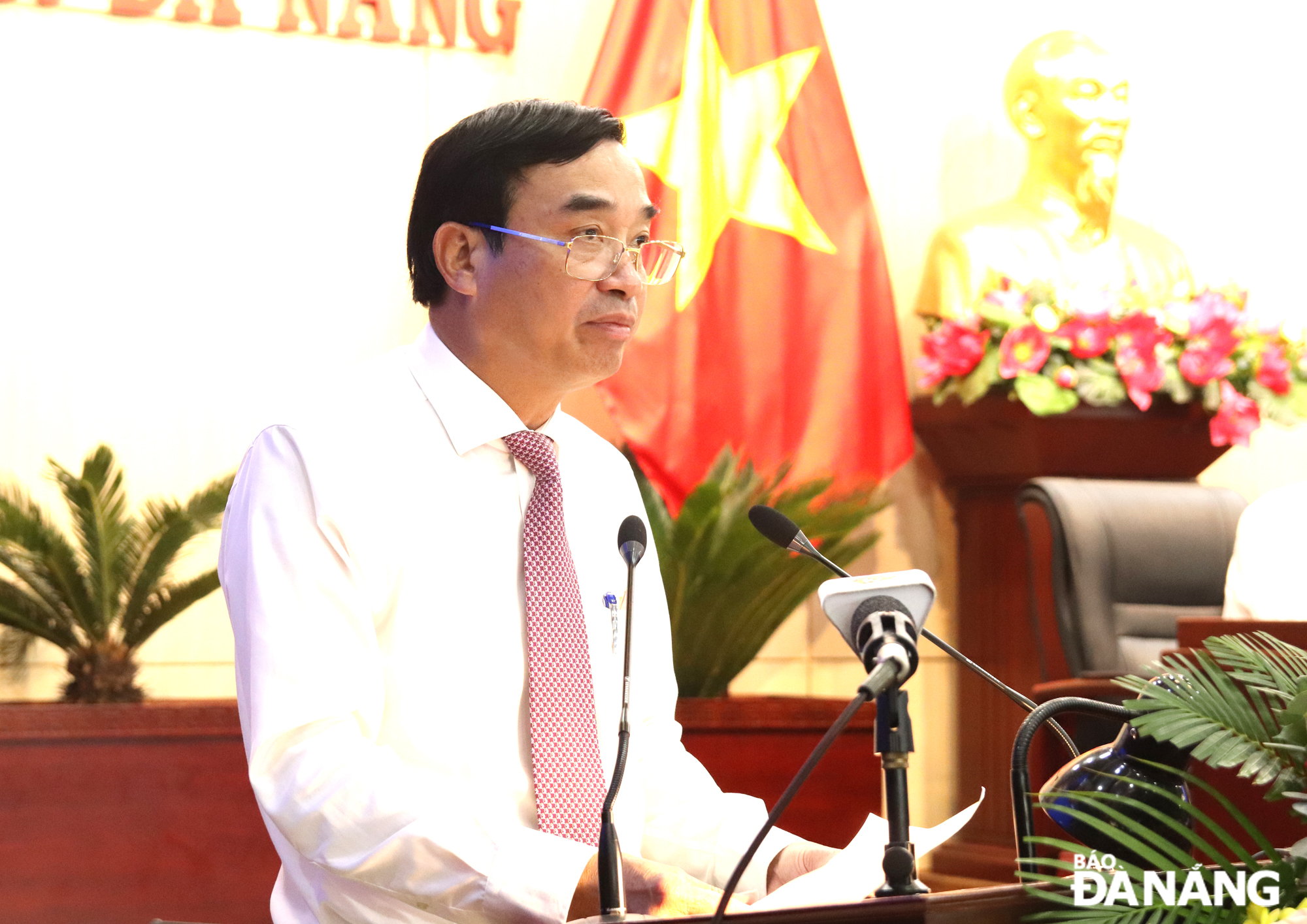 Chủ tịch UBND thành phố Lê Trung Chinh đọc tờ trình dự thảo bầu Ủy viên UBND thành phố. Ảnh: X. HẬU