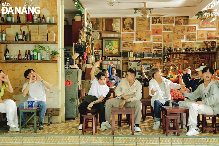 Nhiều hình ảnh thân quen về các điểm đến nổi tiếng, món ăn đặc trưng của Đà Nẵng đã được đưa vào MV. Ảnh cắt màn hình. Ảnh: THU HÀ