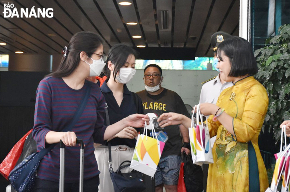 Các hành khách trên chuyến bay đầu tiên đều được tặng quà, chào đón nồng nhiệt tại sân bay quốc tế Đà Nẵng. Ảnh: THU HÀ