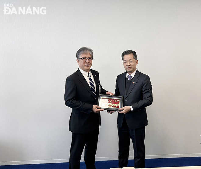 Bí thư Thành ủy Nguyễn Văn Quảng (phải) tặng quà lưu niệm cho Phó Thị trưởng Yokohama.