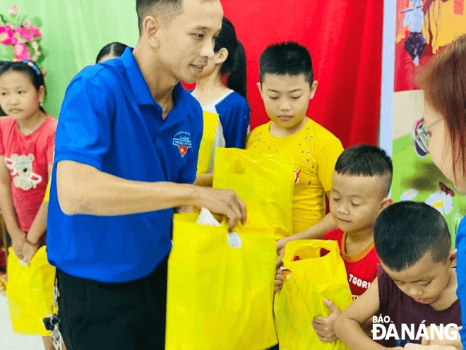 (Anh Nguyễn Đình Huy tặng quà cho trẻ em nghè vượt khó, hiếu học xã Hòa Bắc. Ảnh nhân vật cung cấp)