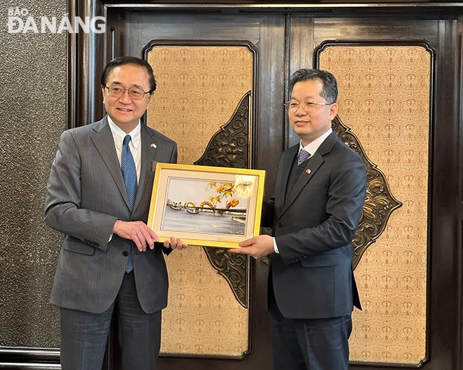 Bí thư Thành ủy Nguyễn Văn Quảng (bên phải) tặng quà lưu niệm cho Thống đốc tỉnh Kanagawa.