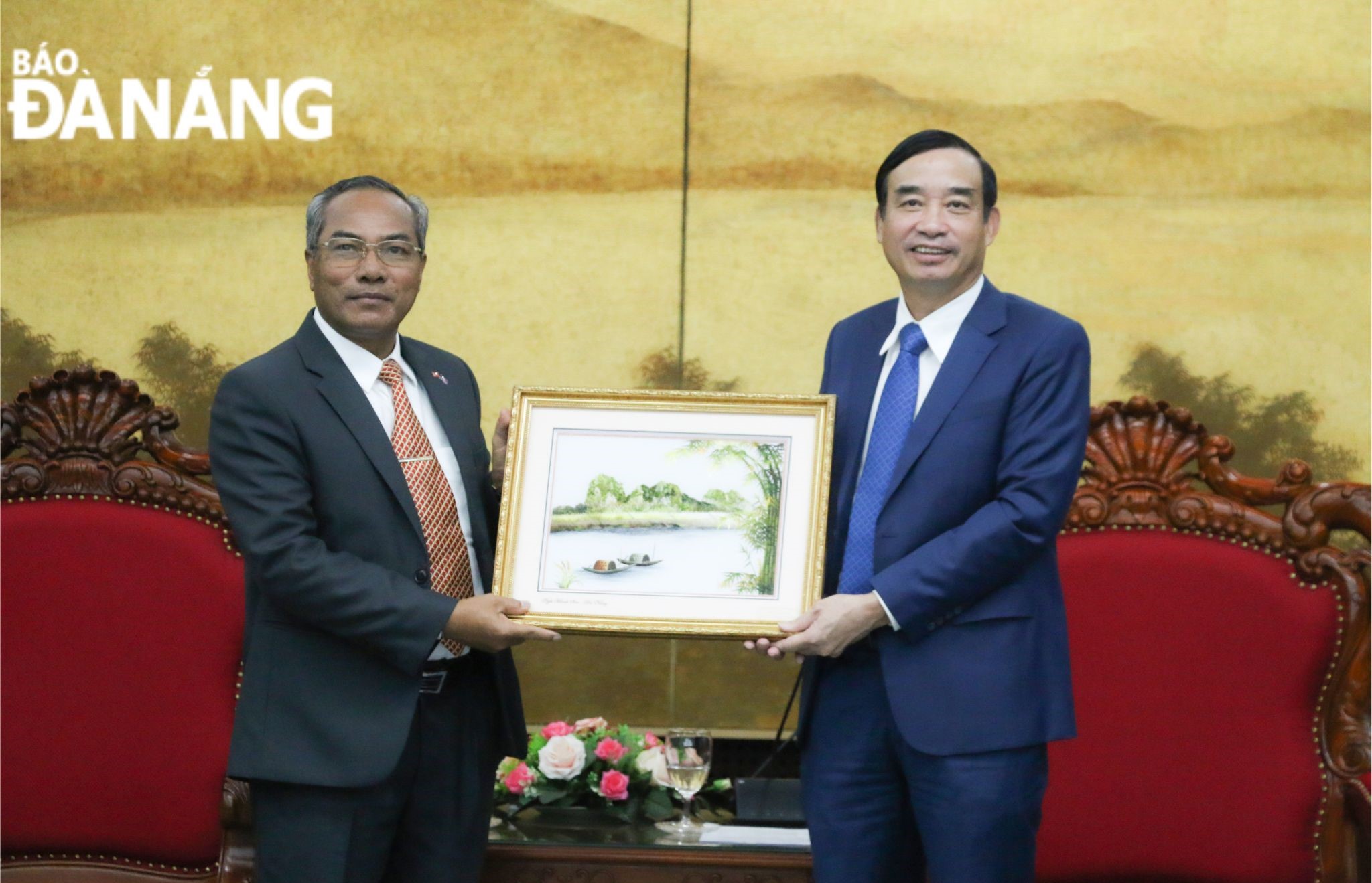 Chủ tịch UBND thành phố Lê Trung Chinh (bên phải) tặng quà lưu niệm cho Bí thư, Tỉnh trưởng tỉnh Attapeu (Lào) Let Xaynhaphon. Ảnh: T.PHƯƠNG