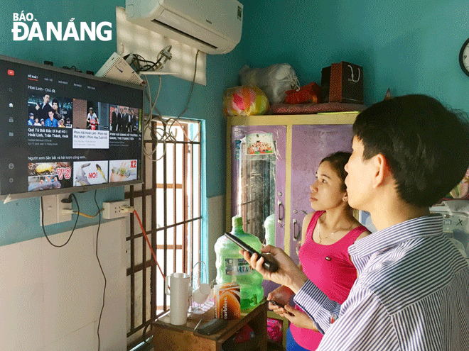 Công nhân khu nhà trọ ở phường Hòa Thọ Tây (quận Cẩm Lệ)  truy cập internet miễn phí phục vụ nhu cầu sinh hoạt tinh thần. Ảnh: P.T