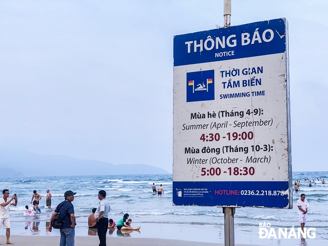 Các biển cảnh báo được cắm nhiều ở dọc các bãi biển du lịch Đà Nẵng.