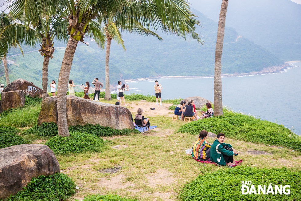 Đông đảo người dân, du khách đến với bán đảo Sơn Trà vào dịp cuối tuần.