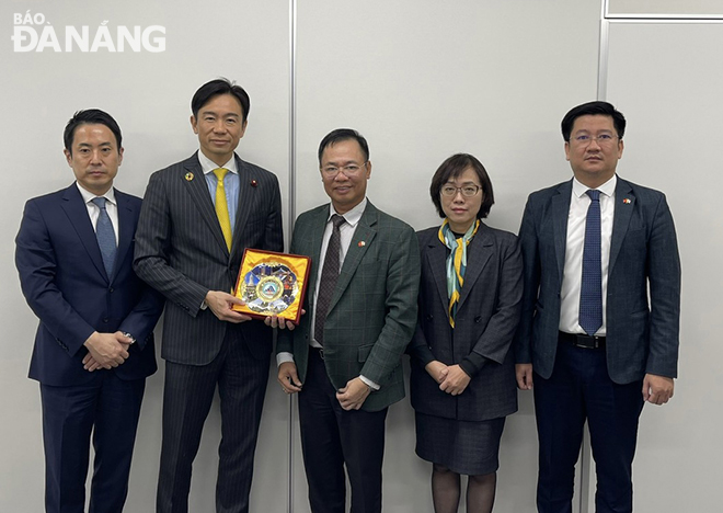ông Vũ Quang Hùng, Uỷ viên Ban Thường vụ Thành ủy, Trưởng ban Ban Quản lý Khu Công nghệ cao và các khu công nghiệp Đà Nẵng tặng quà lưu niệm cho lãnh đạo Tập đoàn Alfresa.
