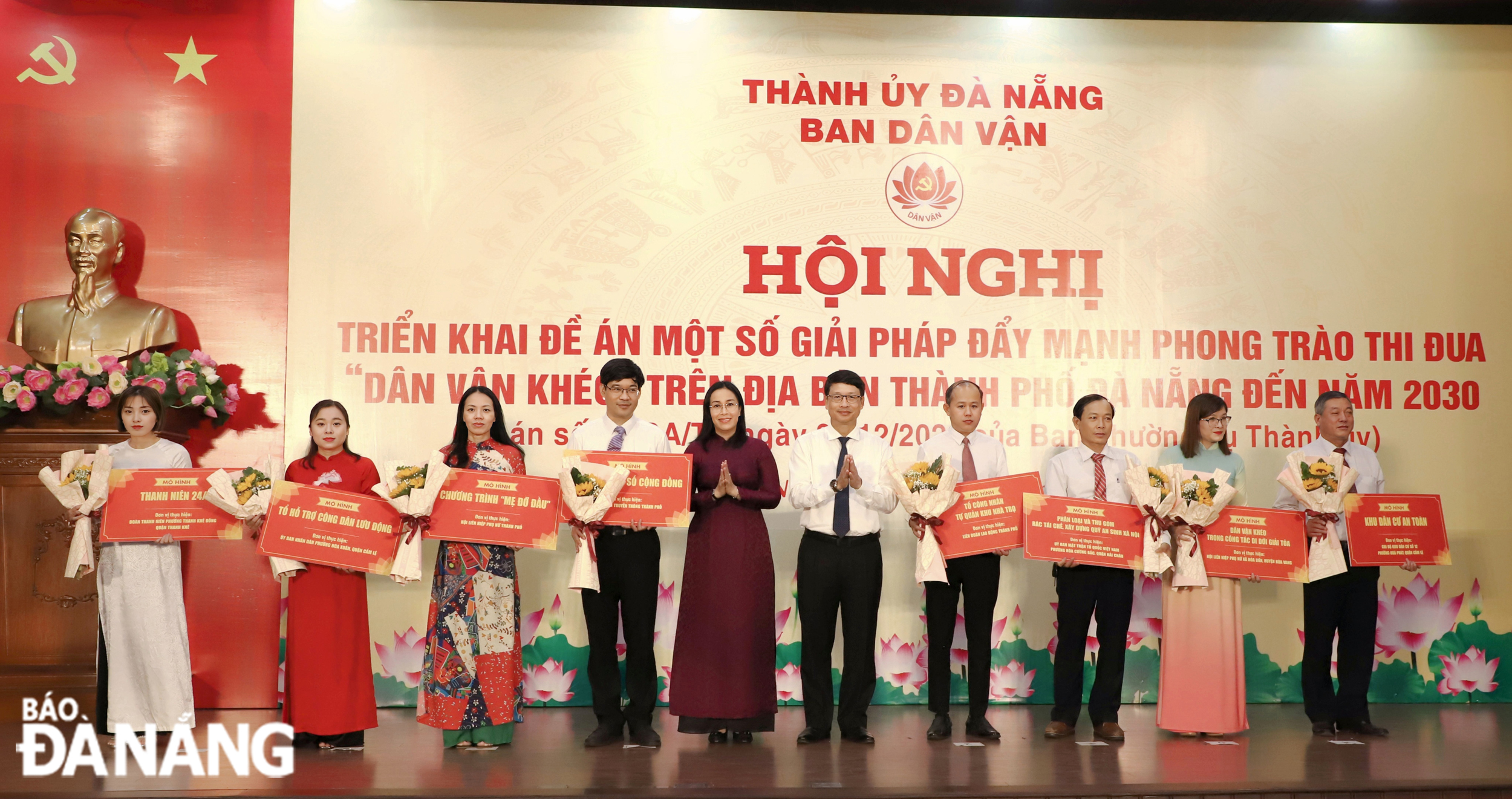 Chủ tịch Ủy ban MTTQ Việt Nam thành phố Ngô Xuân Thắng và Phó Chủ tịch HĐND thành phố Nguyễn Thị Anh Thi trao chứng nhận mô hình 