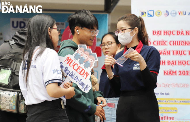 Học sinh tham dự ngày hội tư vấn tuyển sinh được tổ chức tại Trường THPT Phan Châu Trinh. Ảnh: N.H