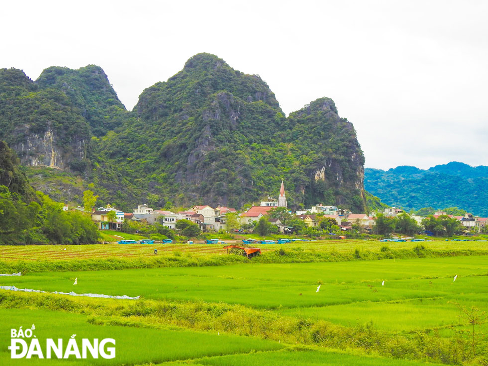 Từ đường Hồ Chí Minh có thể thấy những ngôi làng nhỏ nằm ven chân núi.