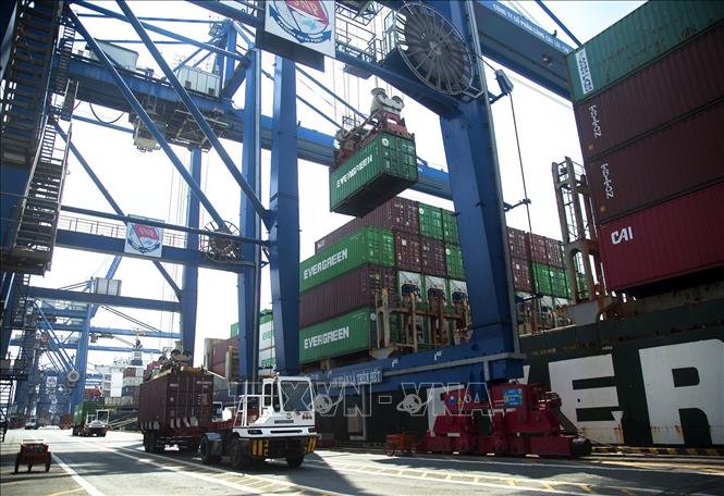 Bốc dỡ hàng hóa xuất khẩu tại Tân Cảng Cát Lái, thành phố Thủ Đức. Ảnh: Hồng Đạt/TTXVN