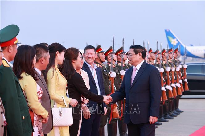 Lễ tiễn Thủ tướng Phạm Minh Chính tại sân bay Quốc tế Wattay, thủ đô Vientiane. Ảnh: Dương Giang/TTXVN