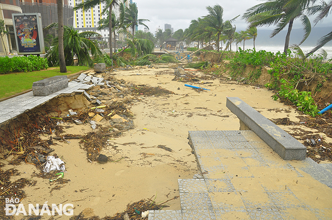 Bờ kè tuyến đường biển Võ Nguyên Giáp bị hư hỏng nặng trong đợt mưa tháng 10-2022. Ảnh: THÀNH LÂN