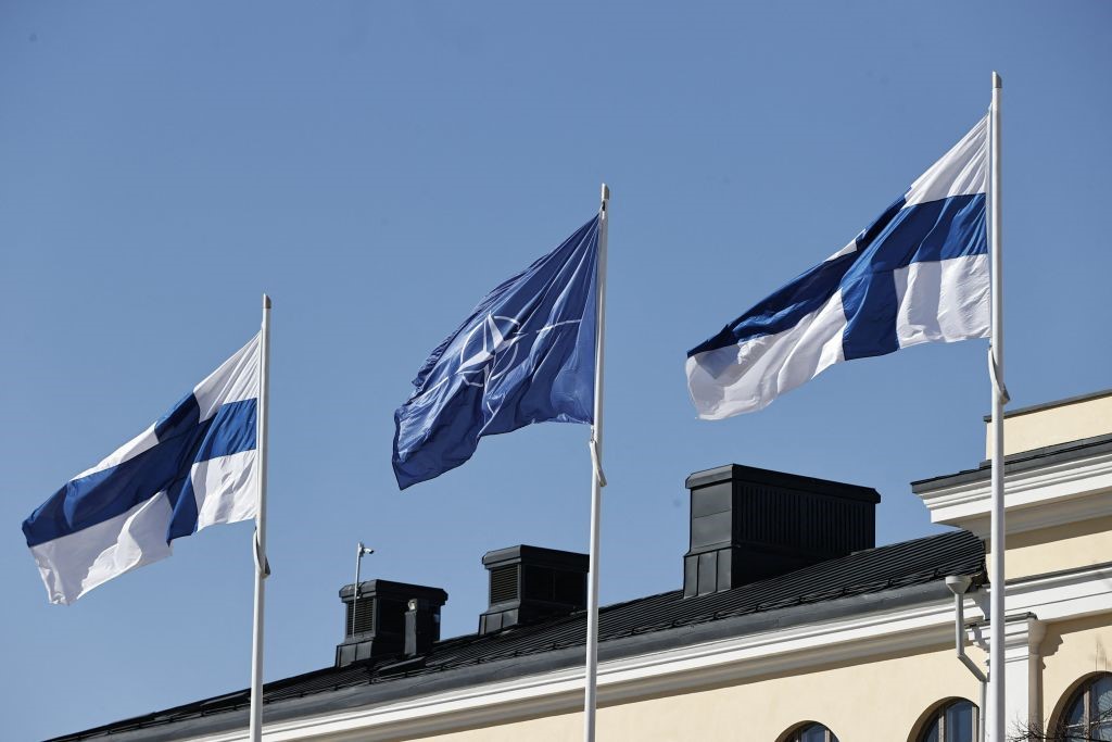 Cờ của Phần Lan và NATO ở trụ sở Bộ Ngoại giao Phần Lan tại thủ đô Helsinki. Trong khi đó, Thụy Điển vẫn phải chờ sự phê chuẩn của tất cả các quốc gia thành viên NATO để gia nhập khối quân sự này. Ảnh: AFP/Getty Images
