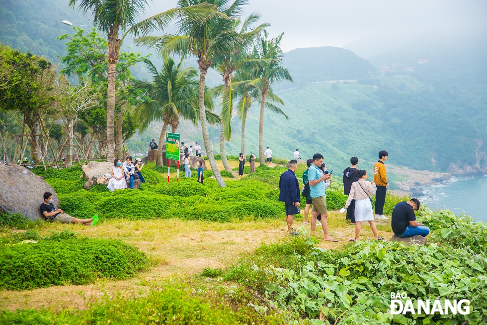 Dù hiện tại đang là thời điểm giữa tuần nhưng vẫn có rất đông người dân, du khách đến với bán đảo Sơn Trà để thưởng ngoạn.