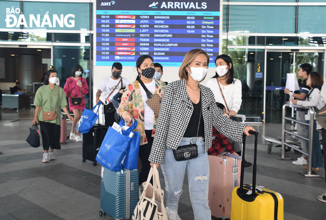 Các đường bay quốc tế được nối lại, tạo điều kiện thuận lợi cho du khách đến với Đà Nẵng. Trong ảnh: Du khách quốc tế đến Cảng hàng không quốc tế Đà Nẵng. Ảnh: THU HÀ	