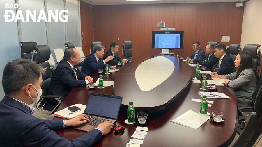 Nhân chuyến công tác đến Nhật Bản, ngày 31-3 Phó Chủ tịch Thường trực UBND thành phố Hồ Kỳ Minh (thứ 2, bên phải sang) đã đến thăm và làm việc với lãnh đạo Tập đoàn Mitsubishi Corporation để trực tiếp xúc tiến đầu tư vào Đà Nẵng. Ảnh: IPA Danang