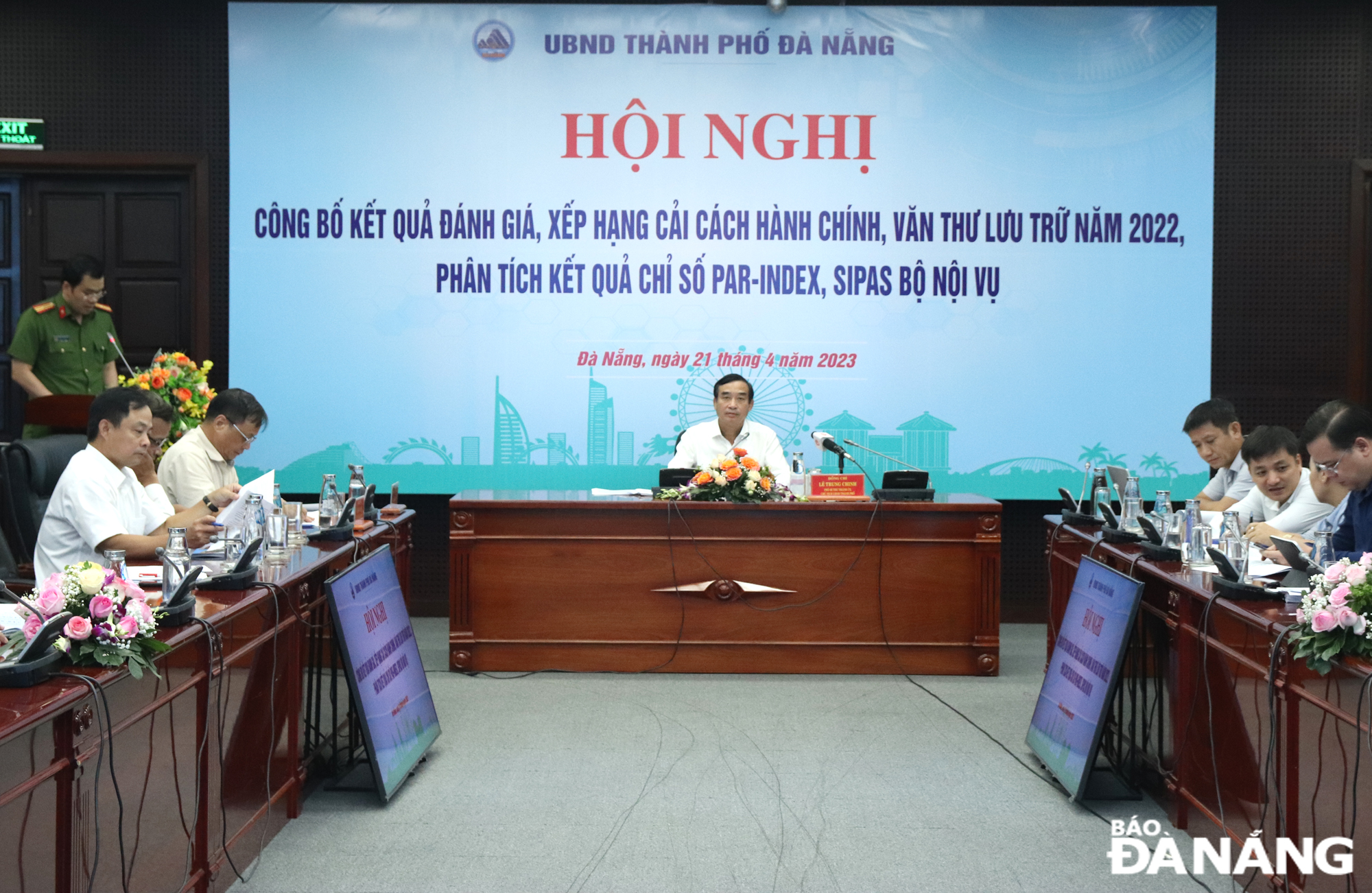 Chủ tịch UBND thành phố Lê Trung Chinh chủ trì hội nghị. Ảnh: TRỌNG HUY