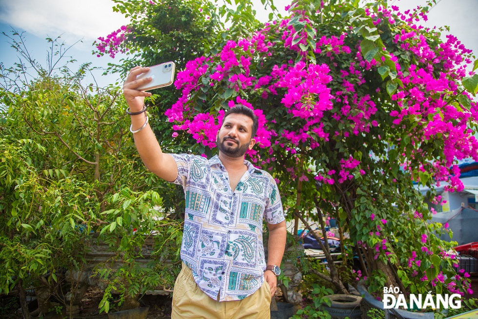 Anh Divyank (33 tuổi, quốc tịch Ấn Độ) đang say mê chụp ảnh cùng hoa giấy khi đến du lịch tại Đà Nẵng.
