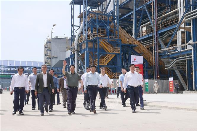 Thủ tướng Phạm Minh Chính và các đại biểu đến dự Lễ khánh thành Nhà máy nhiệt điện Thái Bình 2. Ảnh: Dương Giang/TTXVN