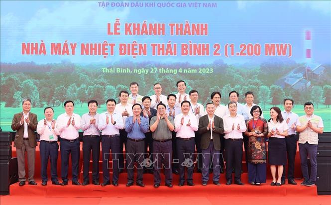 Thủ tướng Phạm Minh Chính với các đại biểu tại Lễ khánh thành Nhà máy nhiệt điện Thái Bình 2. Ảnh: Dương Giang/TTXVN