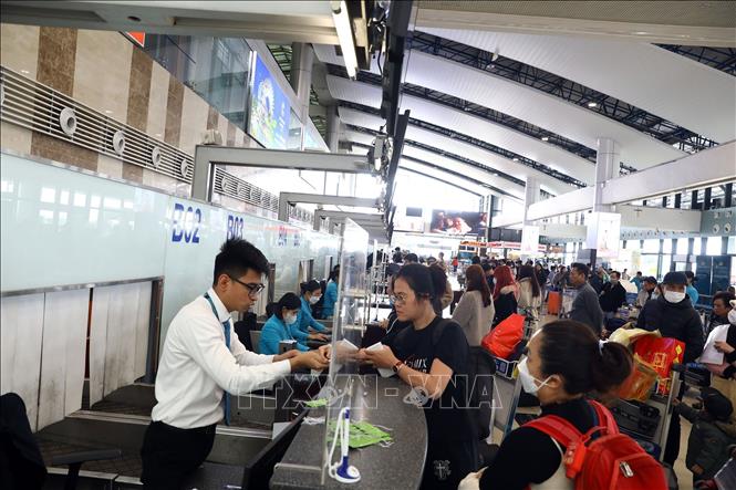 Hành khách làm thủ tục tại nhà ga T1 sân bay Nội Bài. Ảnh: Huy Hùng/TTXVN