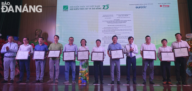 Lãnh đạo Hội Kiến trúc sư thành phố Đà Nẵng cũng tặng giấy khen cho 22 kiến trúc sư có thành tích xuất sắc trong hoạt động hội năm 2022-2023. Ảnh: HOÀNG HIỆP