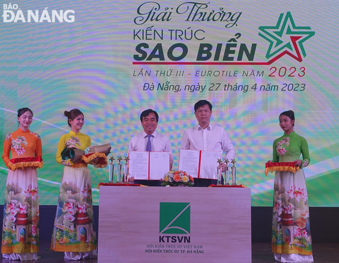 Lãnh đạo Hội Kiến trúc sư thành phố Đà Nẵng ký kết hợp tác với đơn vị hỗ trợ tổ chức giải thưởng Kiến trúc Sao Biển lần thứ 3 năm 2023. Ảnh: HOÀNG HIỆP
