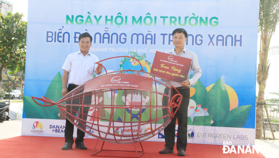hệ thống giáo dục Việt - Nhật trao tặng 1 mô hình “cá Bống ăn rác” cho Ban quản lý bán đảo Sơn Trà các bãi du lịch Đà Nẵng đặt tại bãi biển Thanh Khê