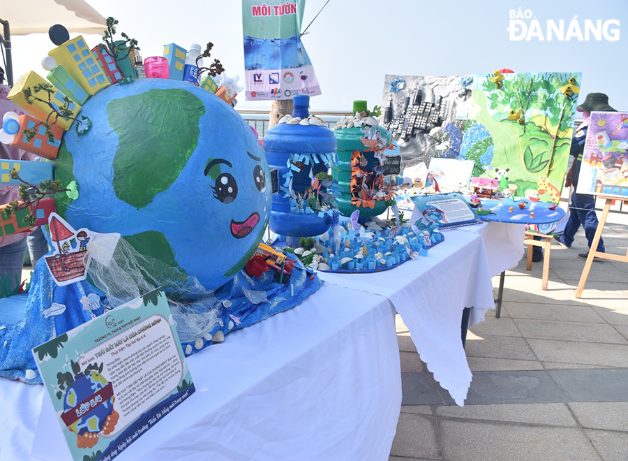Triển lãm các mô hình tái chế rác thải theo nghệ thuật sắp đặt với chủ đề tuyên truyền bảo vệ môi trường biển.