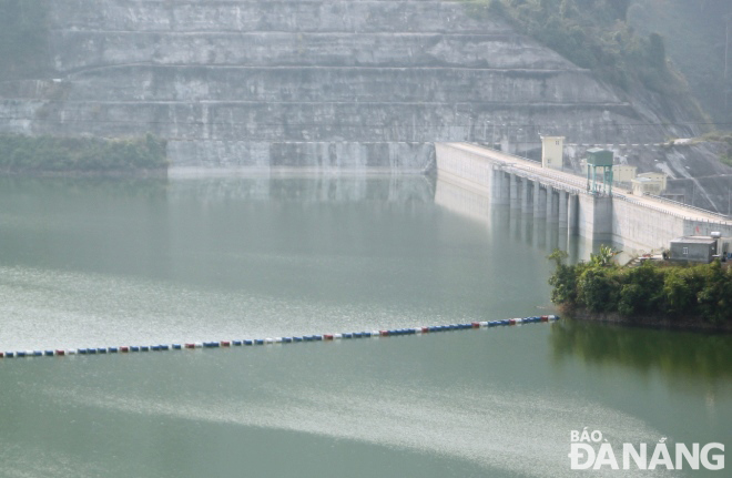 UBND tỉnh Quảng Nam cũng chỉ rõ, hiện nay, nguồn nước trong hồ thủy điện Sông Bung 4 đang thiếu hụt lớn, nên được vận hành xả nước để phát điện không quá 12 giờ/ngày với lưu lượng nước trung bình ngày không lớn hơn 25 m3/s . Ảnh: HOÀNG HIỆP