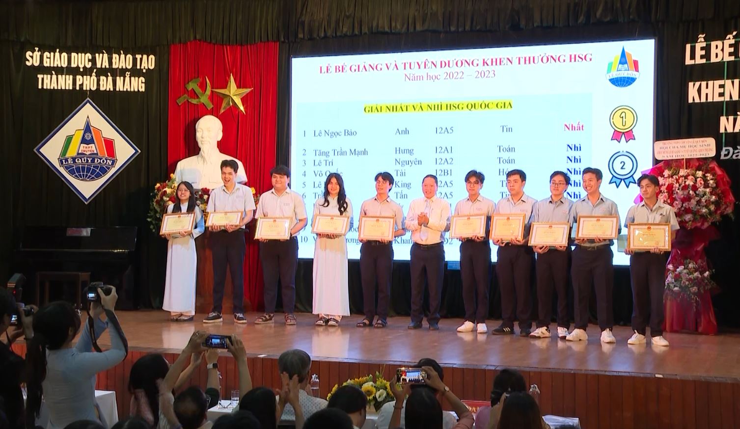 Trường THPT chuyên Lê Quý Đôn tuyên dương khen thưởng năm học 2022 - 2023