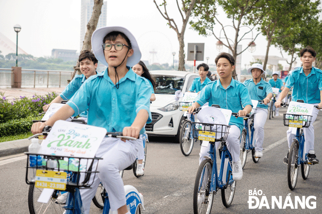 Học sinh khối 10 Trường Tiểu học - THCS - THPT Sky-Line Đà Nẵng trải nghiệm dịch vụ xe đạp công cộng. Ảnh: N.H