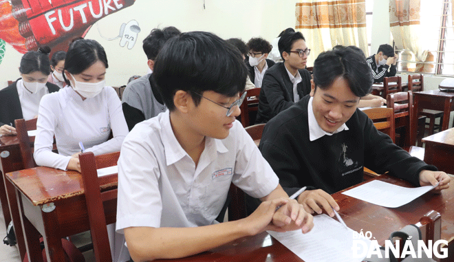 Học sinh lớp 12 Trường THPT Trần Phú trong giờ ôn tập chuẩn bị kỳ thi tốt nghiệp THPT 2023. Ảnh: NGỌC HÀ