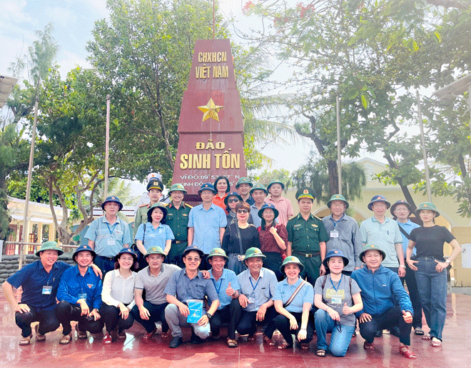 Đoàn công tác thành phố lên thăm và chụp ảnh lưu niệm trên đảo Sinh Tồn, quần đảo Trường Sa - Việt Nam. Ảnh: THÀNH ĐỘI