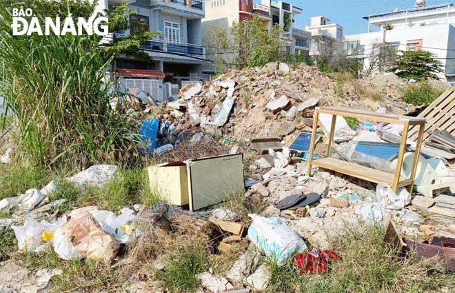 Người dân tập kết rác gây mất mỹ quan đô thị tại kiệt 221, đường Trường Chinh. Ảnh: K.H