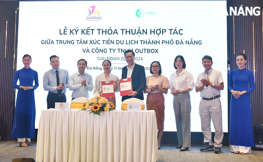 Đại diện Trung tâm Xúc tiến du lịch  Đà Nẵng và Công ty TNHH Outbox ký kết hợp tác Ảnh: THU HÀ