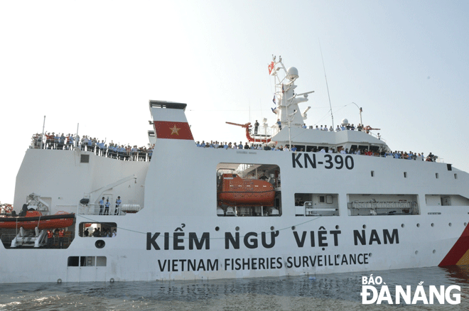 Tàu KN-390 rời cảng tại Đà Nẵng đưa Đoàn công tác số 7 đi thăm quân, dân huyện đảo Trường Sa và nhà giàn DK1. Ảnh: LÊ HÙNG