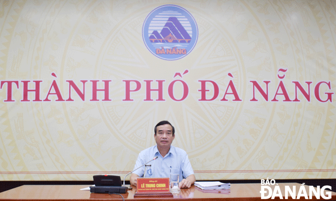 Chủ tịch UBND thành phố Lê Trung Chinh chủ trì phiên họp vào chiều 12-5.  Ảnh: TRỌNG HÙNG