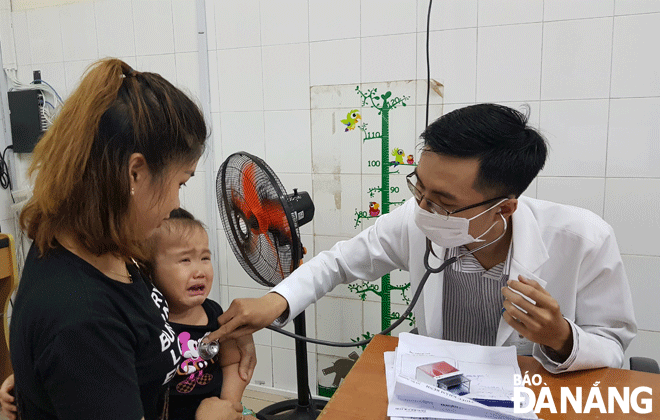 Bác sĩ khám bệnh nhi tại Bệnh viện Phụ sản - Nhi Đà Nẵng. Ảnh: PHAN CHUNG