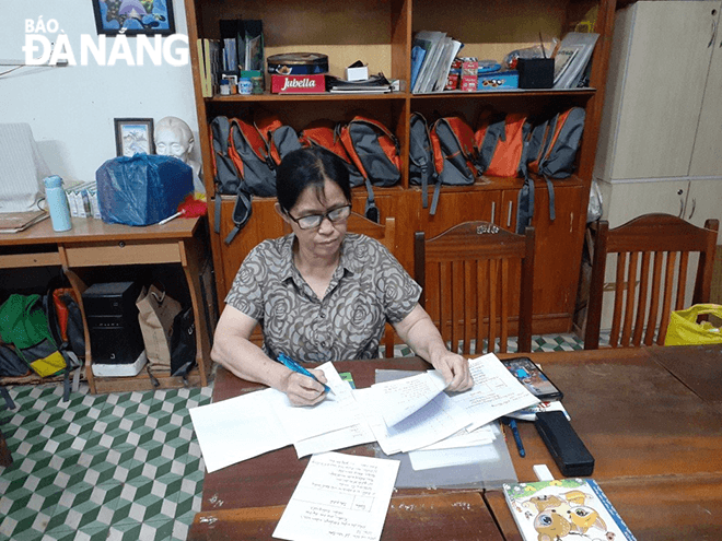 Cô Hà Thị Thành soạn giáo án trong một buổi chiều muộn.