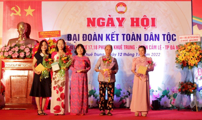 Chủ tịch Ủy ban MTTQ Việt Nam quận Cẩm Lệ Phạm Thị Nhàn (giữa) trao quà cho các hộ tiêu biểu tại khu dân cư số 17, 18 (phường Khuê Trung) năm 2022. Ảnh: Mặt trận quận cung cấp