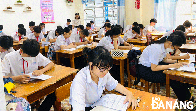 Học sinh Trường THCS Lương Thế Vinh (quận Liên Chiểu) tích cực ôn tập, chuẩn bị cho kỳ thi tuyển sinh lớp 10 THPT công lập. Ảnh: NGỌC HÀ