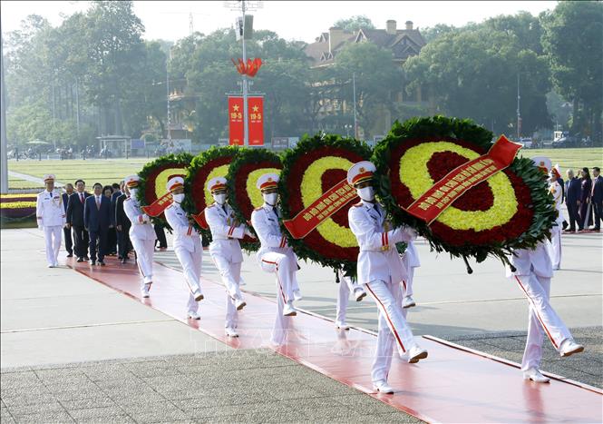 Các đồng chí Lãnh đạo Đảng và Nhà nước đến đặt vòng hoa, vào Lăng viếng Chủ tịch Hồ Chí Minh. Ảnh: An Đăng/TTXVN