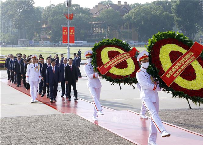 Các đồng chí lãnh đạo Đảng và Nhà nước đến đặt vòng hoa, vào Lăng viếng Chủ tịch Hồ Chí Minh. Ảnh: An Đăng/TTXVN