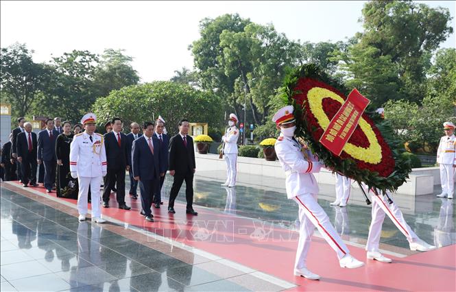 Lãnh đạo Đảng, Nhà nước đặt vòng hoa tại Đài tưởng niệm các Anh hùng liệt sĩ. Ảnh: Minh Đức/TTXVN