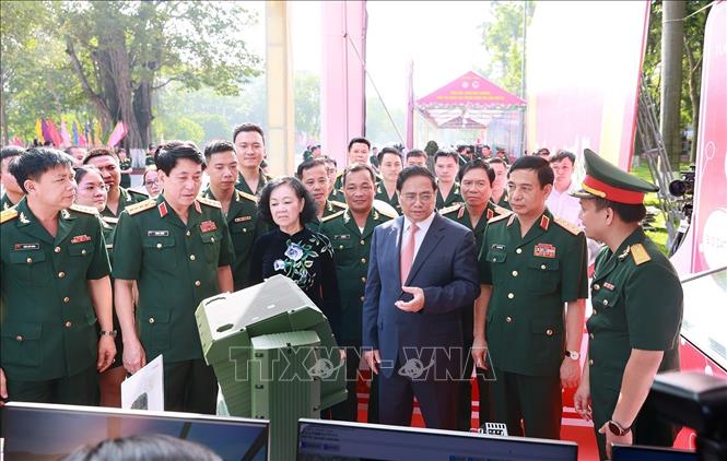 Thủ tướng Phạm Minh Chính tham quan trưng bày các sản phẩm sáng tạo của tuổi trẻ quân đội. Ảnh: Dương Giang/TTXVN