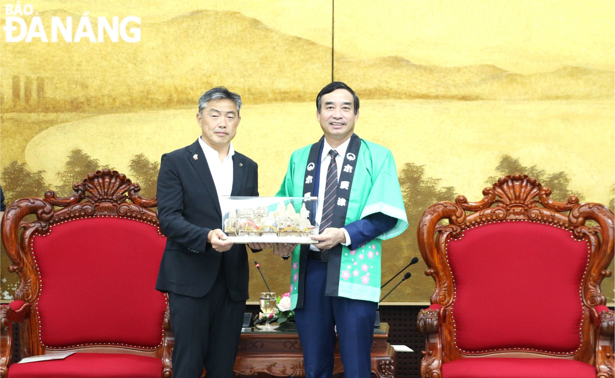 Chủ tịch UBND thành phố Lê Trung Chinh (bên phải) tặng quà lưu niệm cho Thị trưởng thành phố Kisarazu (Nhật Bản) Watanabe Yoshikuni. Ảnh: T.PHƯƠNG
